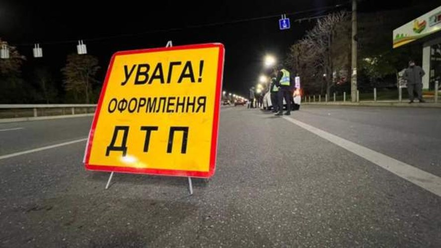 Місце ДТП на вулиці Городоцькій у Львові за участі службового поліцейського авто та електроскутера
