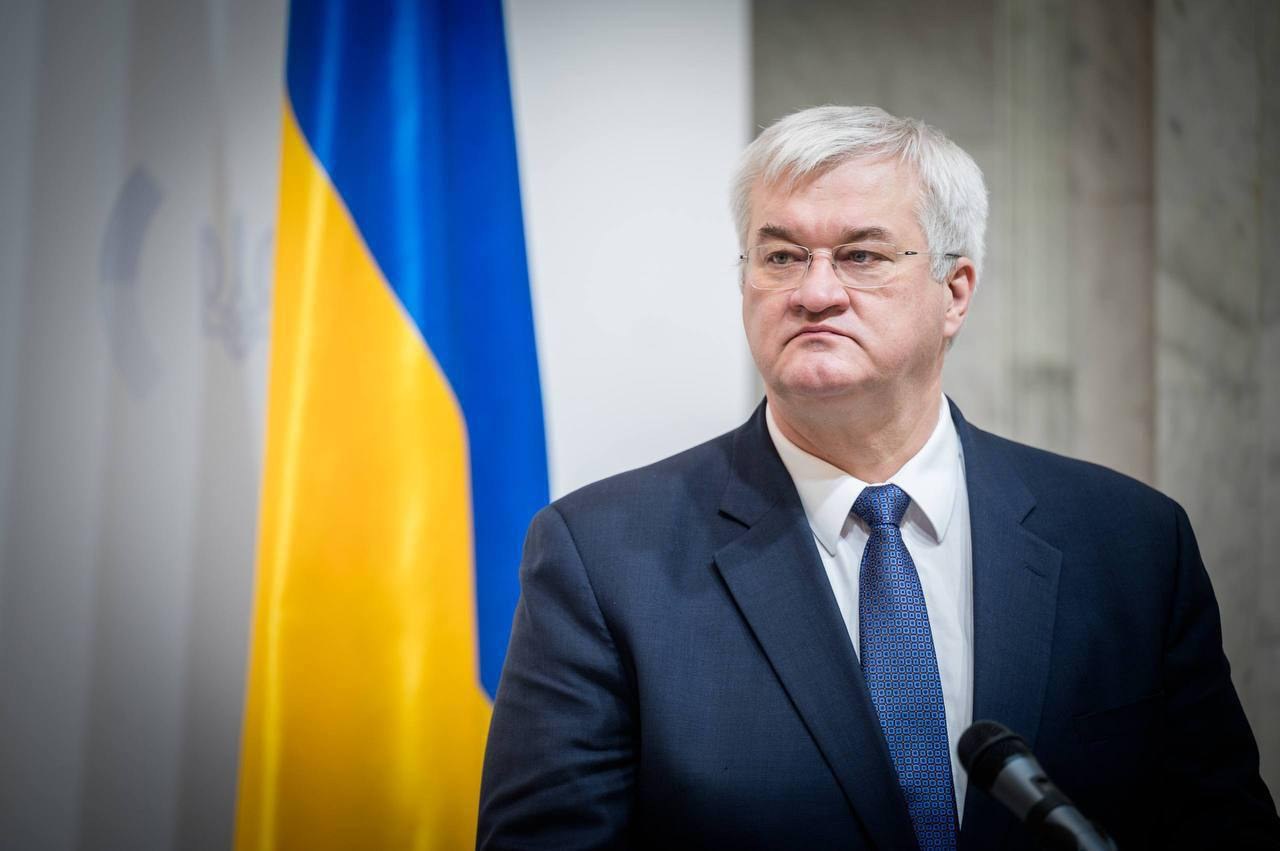 Кадр із відео, на якому чоловік ображає неповнолітніх українок у автобусі в Бельсько-Бялій