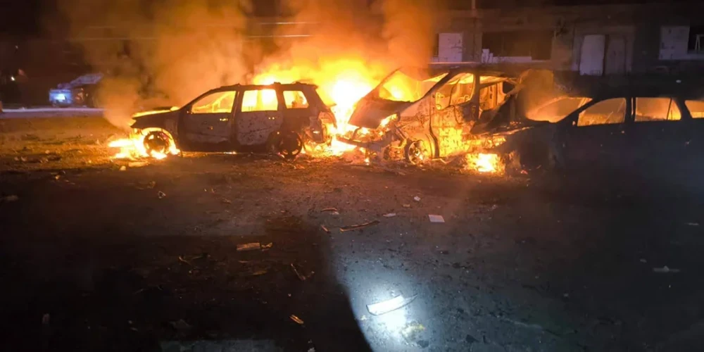 Рятувальники ДСНС ліквідовують наслідки пожежі в Києві після ракетної атаки