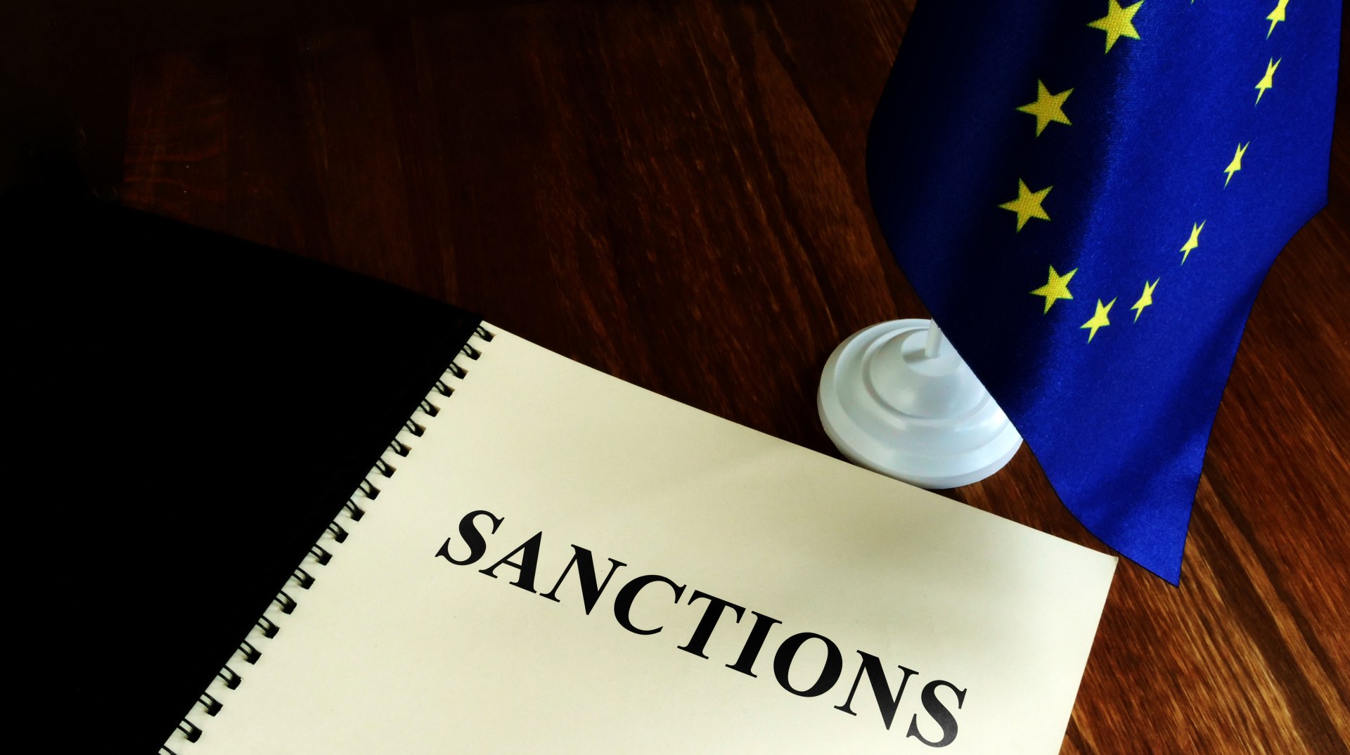 Прапор ЄС на тлі брюссельської будівлі Ради Європейського Союзу