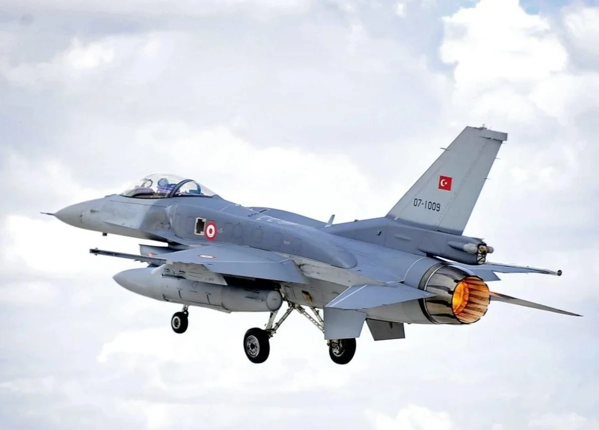 Турецькі винищувачі F-16 у повітрі, фото з відкритих джерел