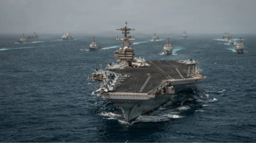 Емблема CENTCOM та кораблі ВМС США в зоні морської блокади