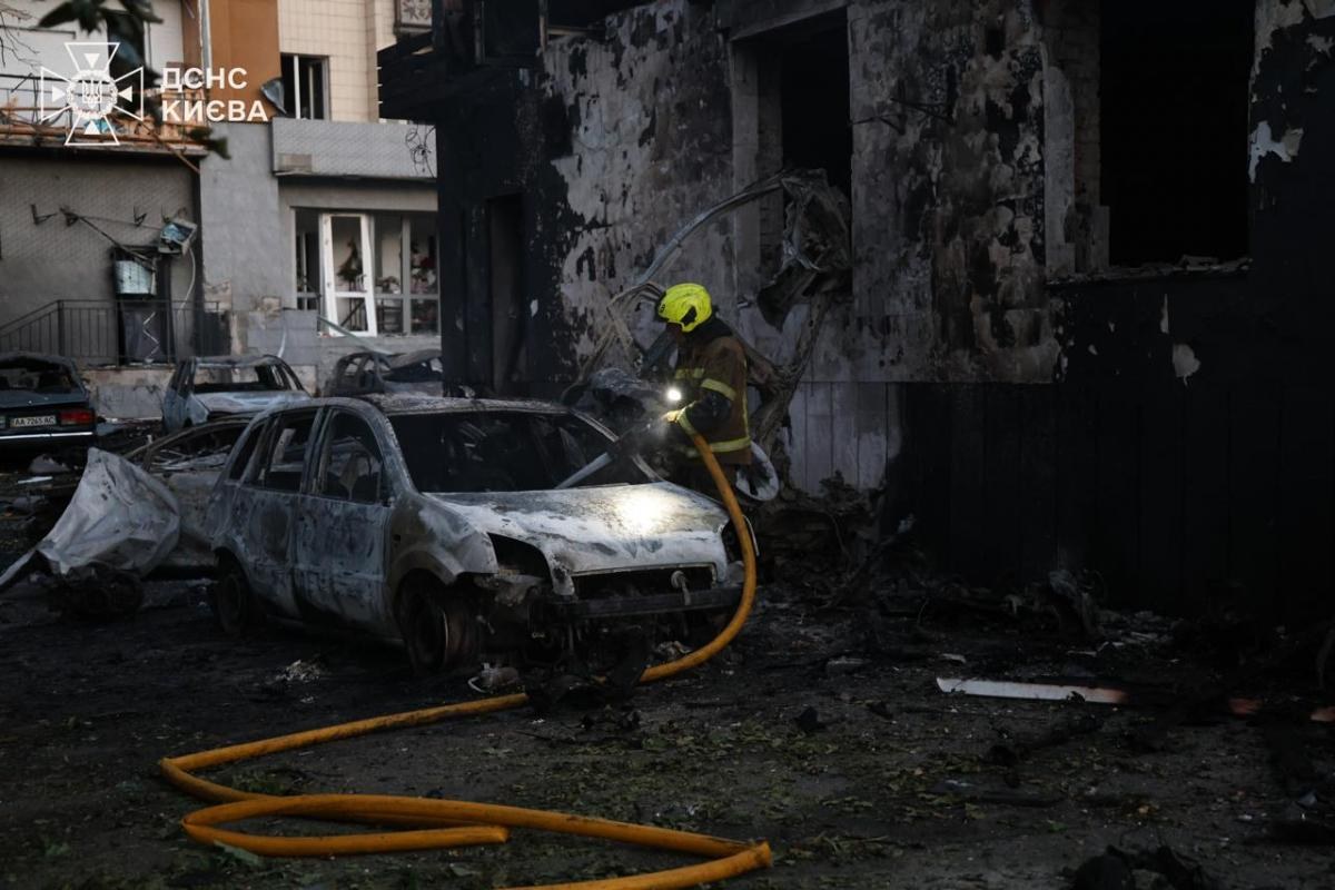 Робота рятувальників ДСНС та поліції на місцях влучань у Києві 19 липня 2026 року.