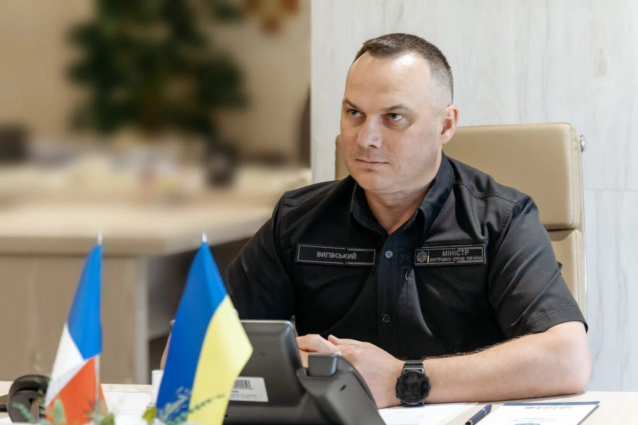 Колона спеціалізованих автомобілів та українських рятувальників, що вирушають до Франції для допомоги у гасінні лісових