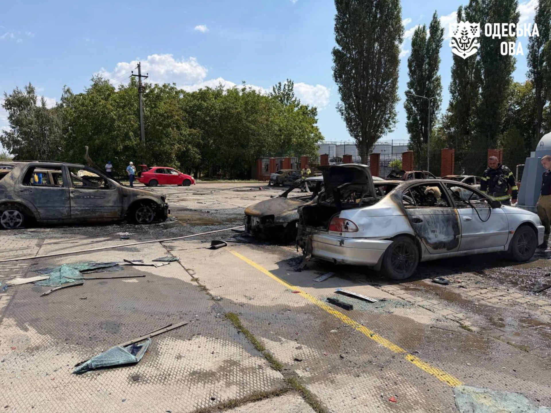 Згорілі та пошкоджені автомобілі на стоянці підприємства в Одеському районі після удару дронів 5 серпня 2026 року