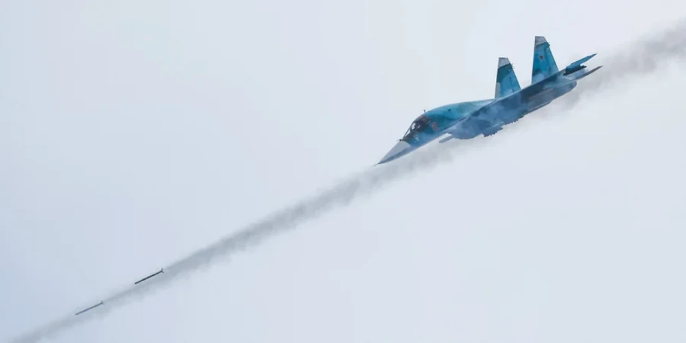 Супутниковий знімок аеродрому «Ахтубінськ» з наслідками ураження бомбардувальника Су-34: розлив палива, вигоріла трава та
