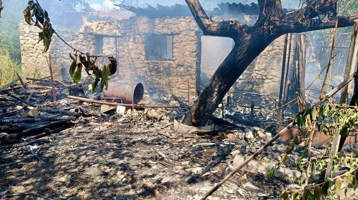 Пошкоджені приватні будинки внаслідок удару по житловому кварталу в Нікополі