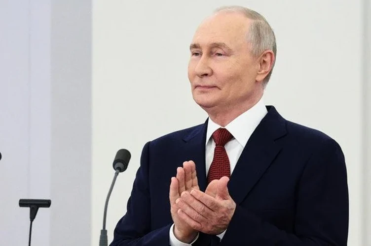 Володимир Путін на тлі прапора РФ