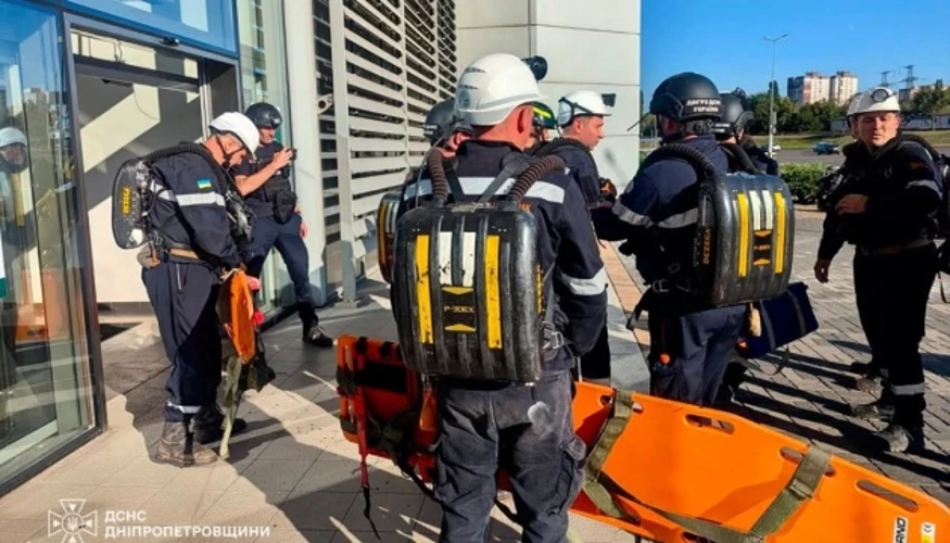 Наслідки удару по найбільшому ТЦ Кривого Рогу 21 серпня: пожежа всередині, рятувальні службі на місці події.