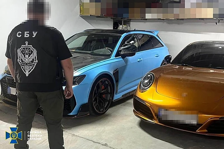 Вилучені під час обшуків елітні автомобілі Porsche, Audi та Lexus