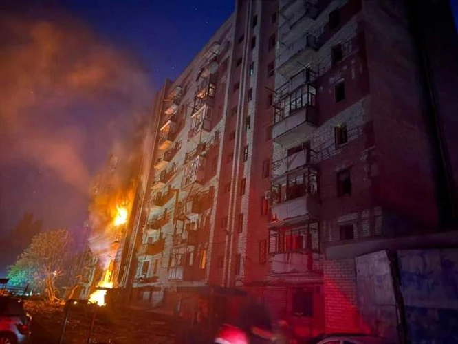Пошкоджена багатоповерхівка у Краматорську після авіаудару ввечері 13 серпня