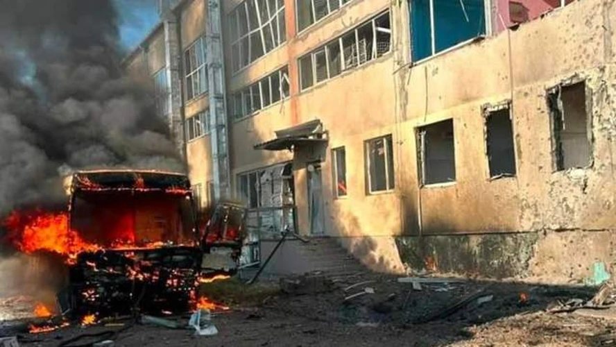 Знищений шкільний автобус на території ліцею в Миколаєві після удару 2 серпня