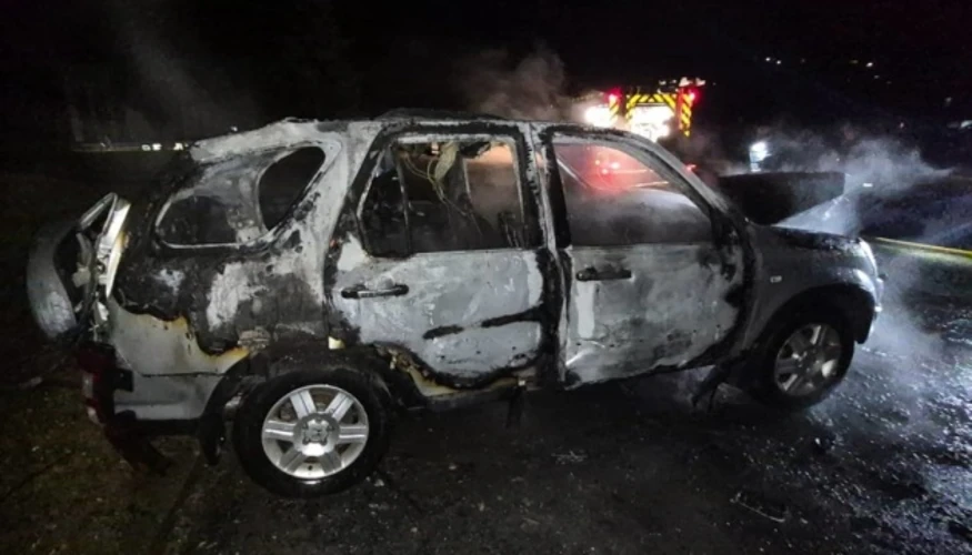 Пошкоджений цивільний автомобіль у Сумах після влучання безпілотника 15 серпня