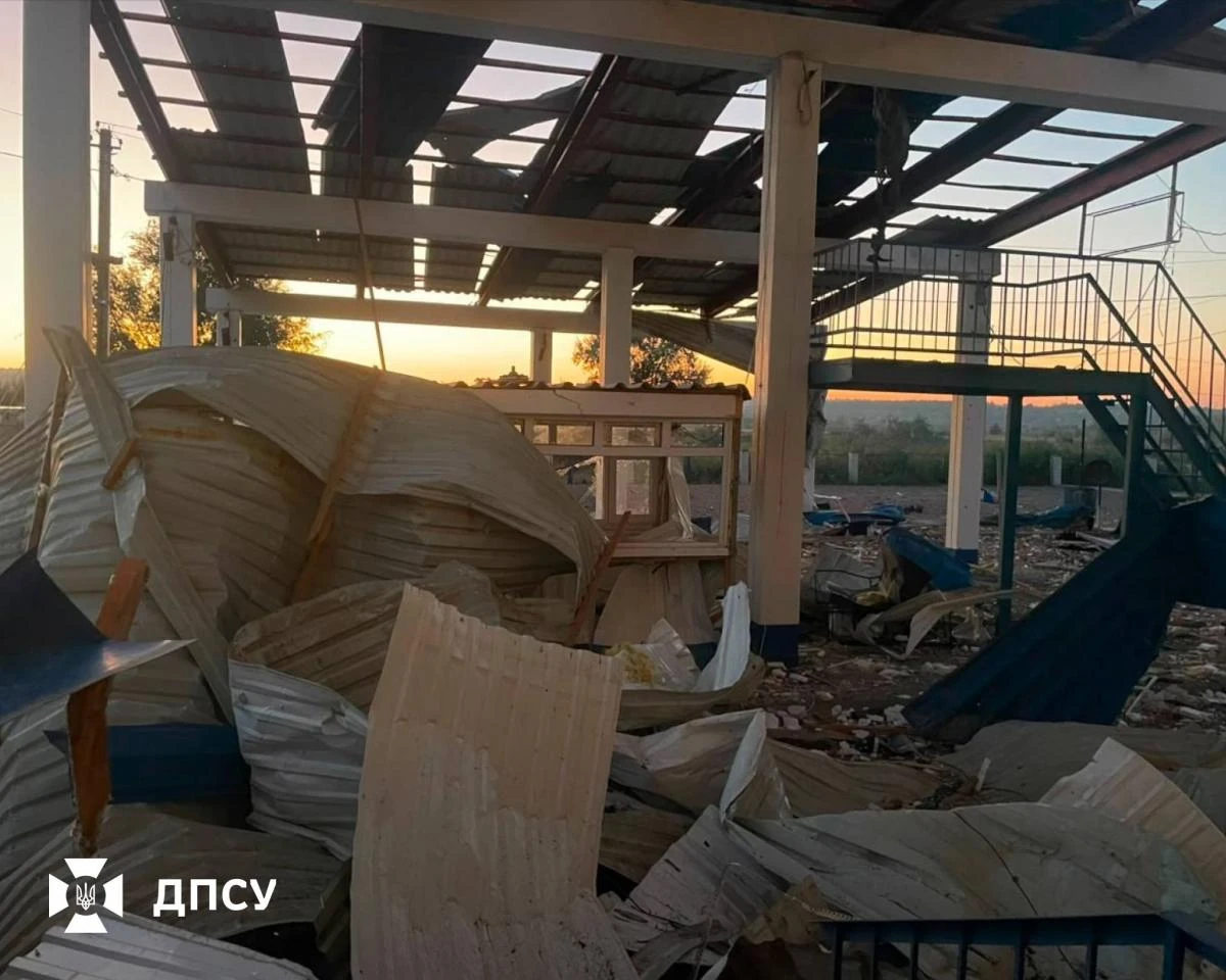 Пошкоджені конструкції міжнародного пункту пропуску Табаки після нічної атаки безпілотників 21 серпня (фото ДПСУ).