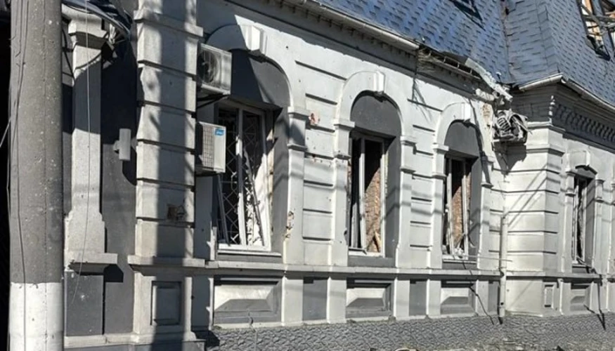 Наслідки удару по приватному підприємству в Кременчуцькому районі Полтавської області: пошкоджені будівлі та автомобілі поруч