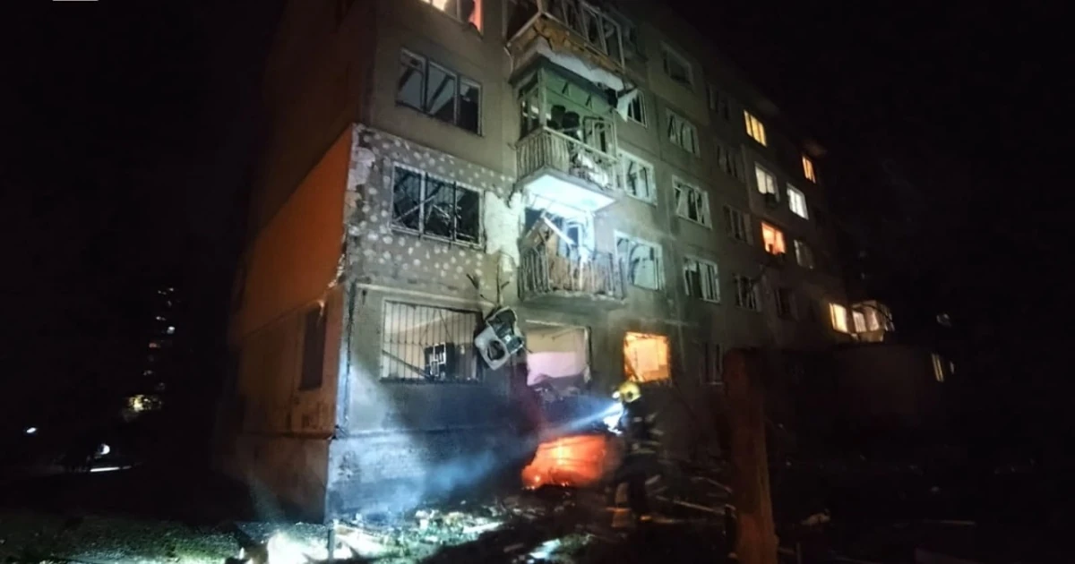 Пошкоджена п'ятиповерхівка у Дніпровському районі Києва після нічної атаки