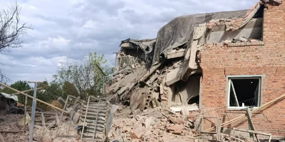 Частково зруйнований двоповерховий будинок у Леб'яжому після удару 26 вересня 2026 року