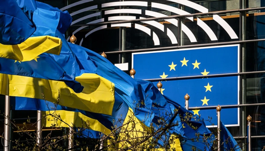 Прапор ЄС на тлі українських дронів та ракет