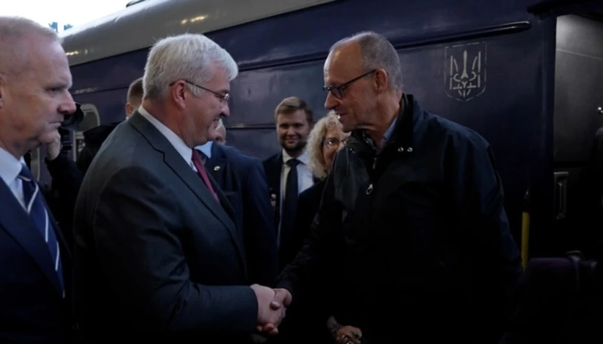 Канцлер Німеччини Фрідріх Мерц після прибуття потягом до Києва.